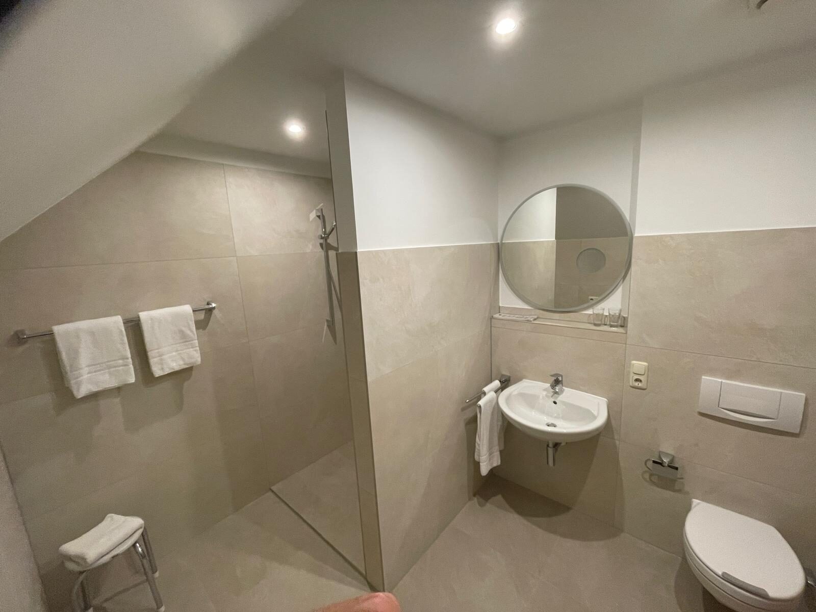 Bad mit Dusche, Waschbecken und WC im Landhaus Schend