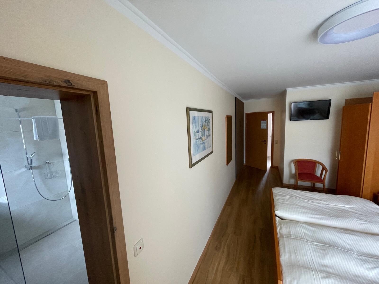 Doppelzimmer-Eingang mit ebenerdiger Dusche im Landhaus Schend