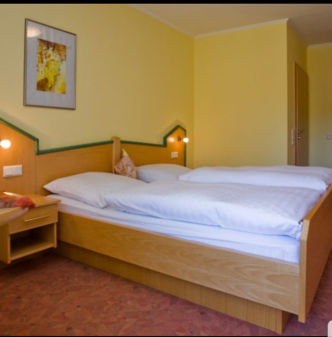 Chambre double avec lit en bois