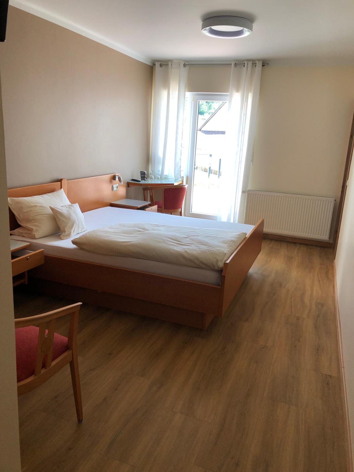 Modernes Doppelzimmer mit Holzboden im Landhaus Schend