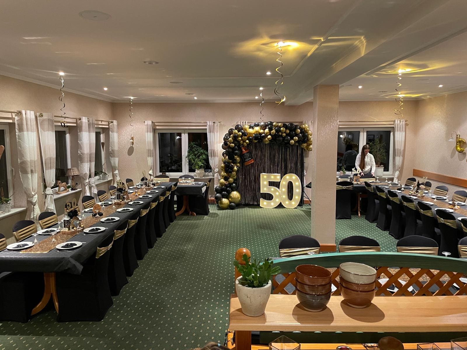 Feestzaal in Landhaus Schend, feestelijk versierd voor een verjaardag in zwart-goud met een ballonboog — familie- en bedrijfsfeesten tot 70 personen