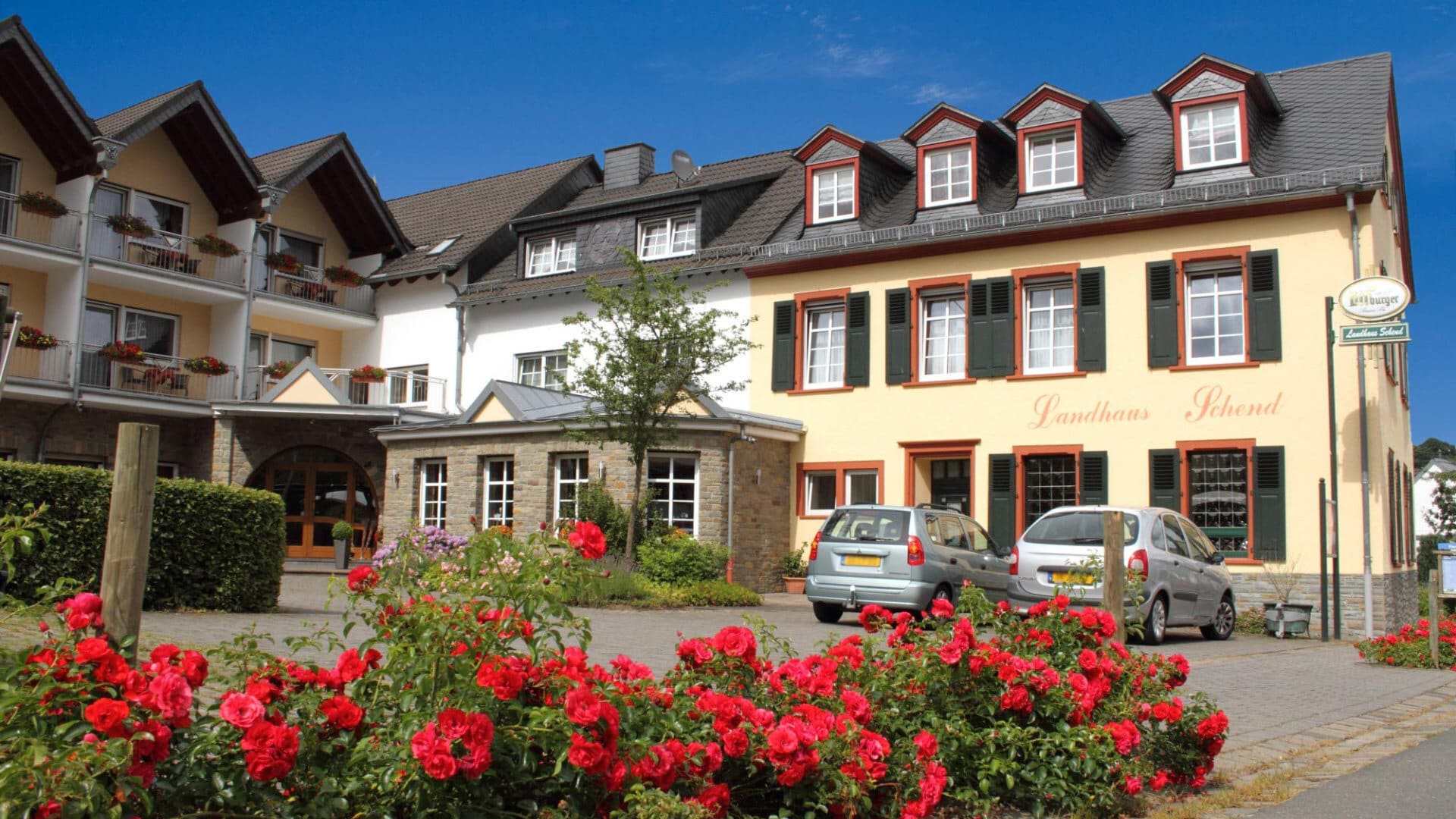 Le Landhaus Schend à Immerath avec des roses devant la façade
