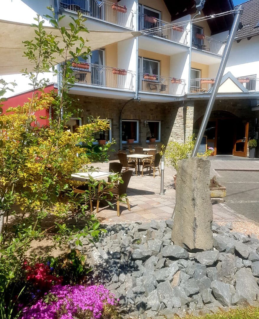 Jardin de l'hôtel avec fontaine