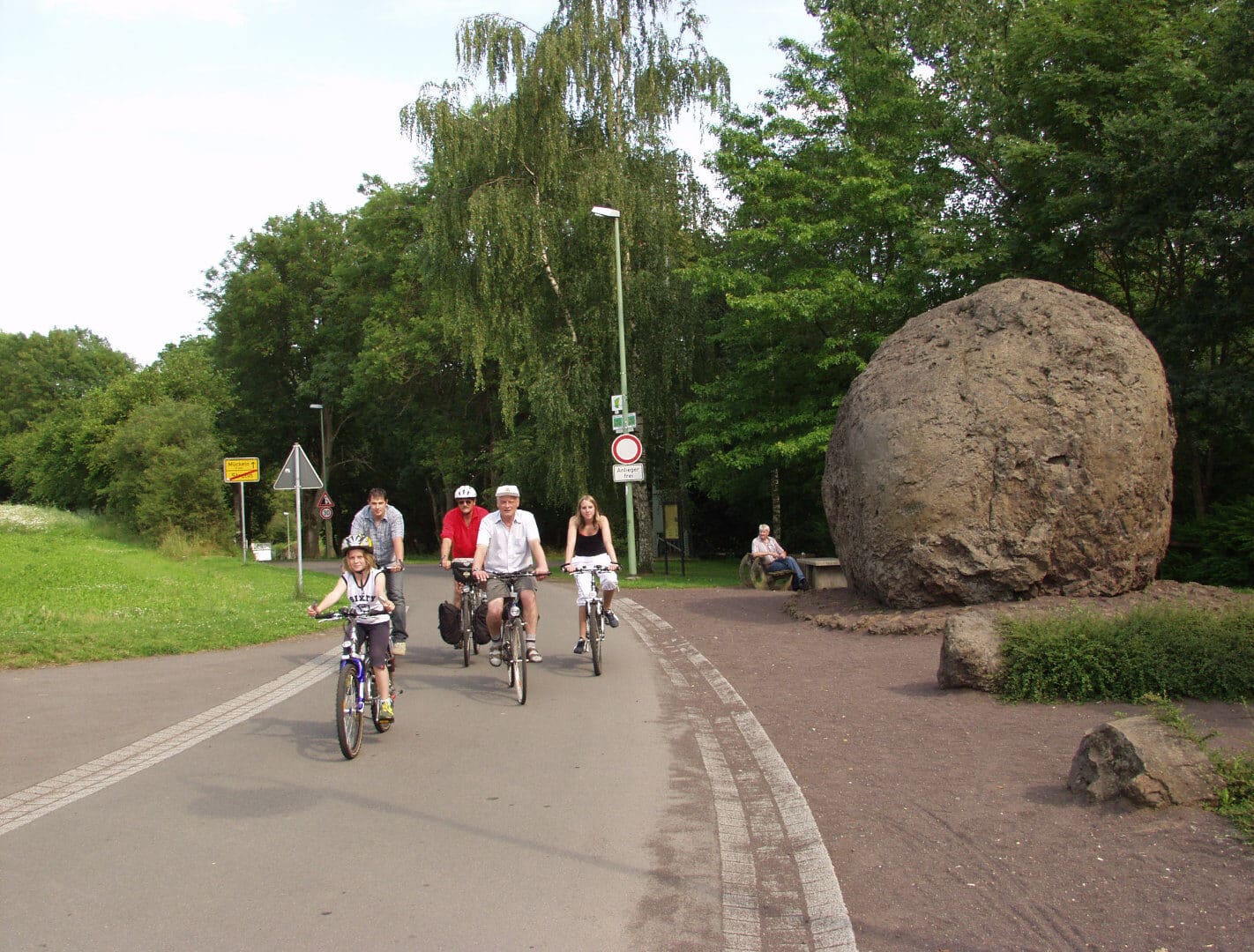 Cycliste sur une piste cyclable de l'Eifel volcanique près d'Immerath
