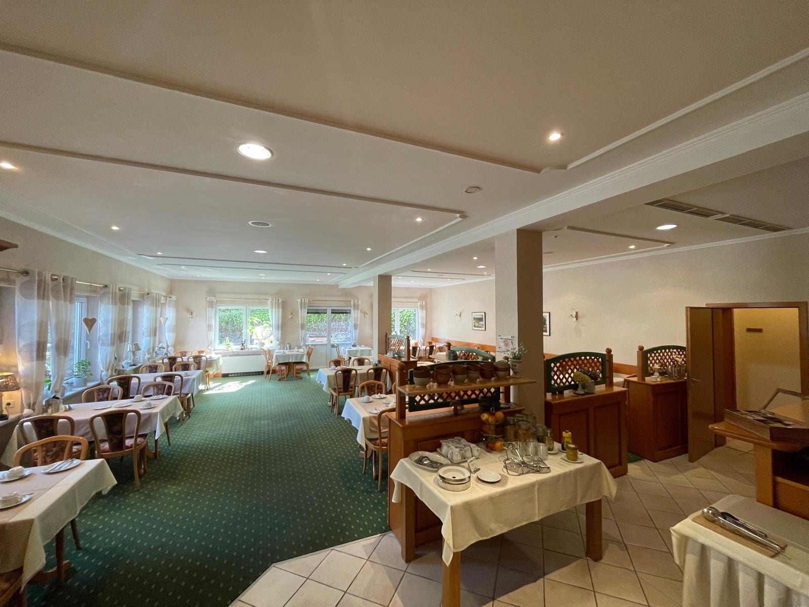 Lichte eetzaal met buffet in het restaurant van Landhaus Schend in Immerath