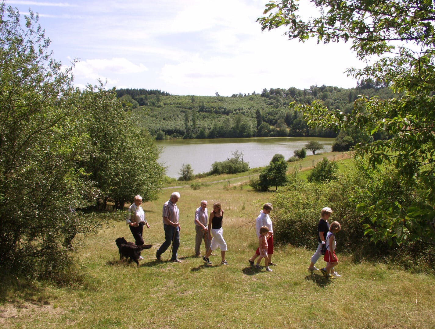 Randonneuse au bord d'un maar de l'Eifel volcanique près d'Immerath