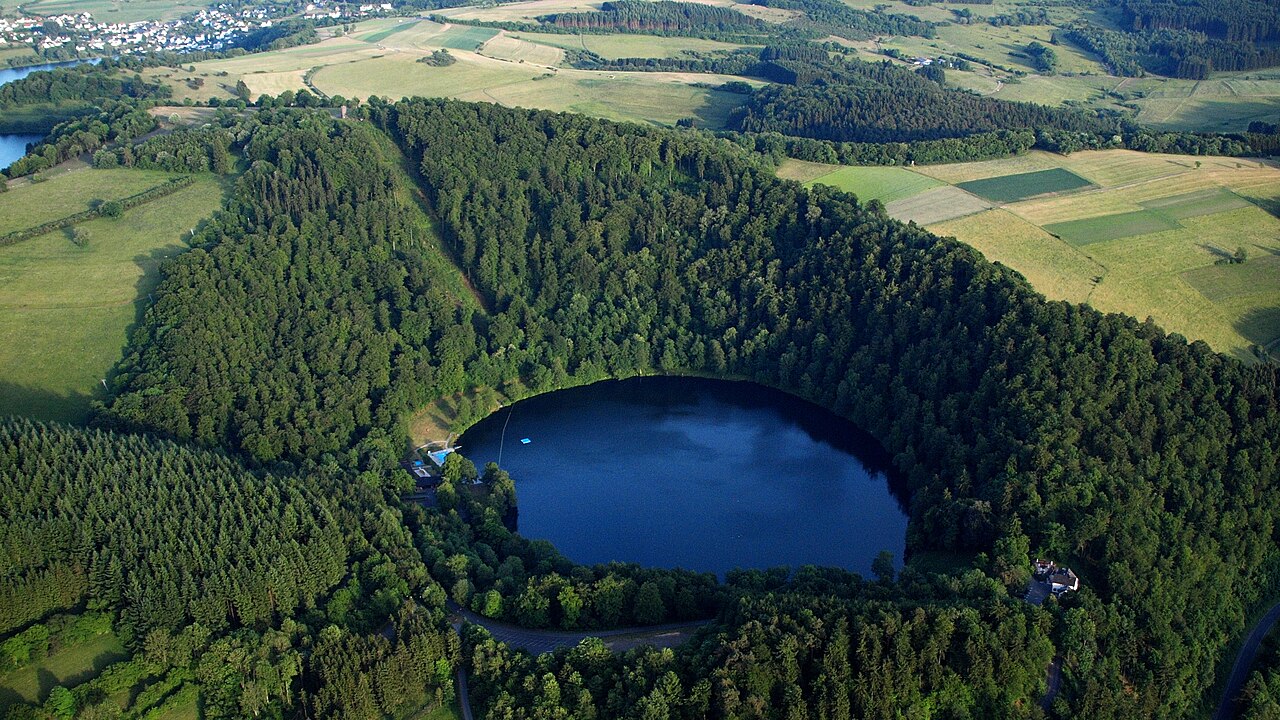 Luftbild des Gemündener Maars bei Daun