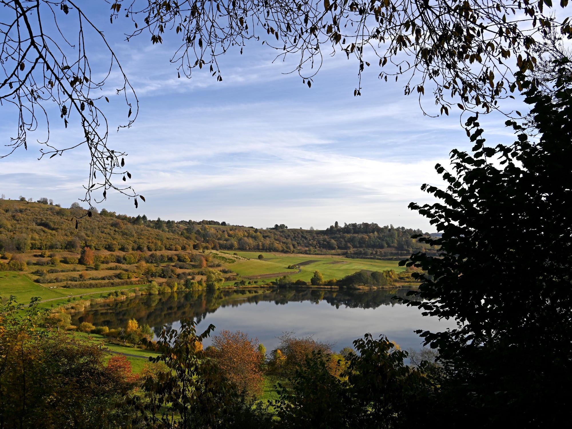 Schalkenmehrener Maar in de Vulkaneifel in de herfst